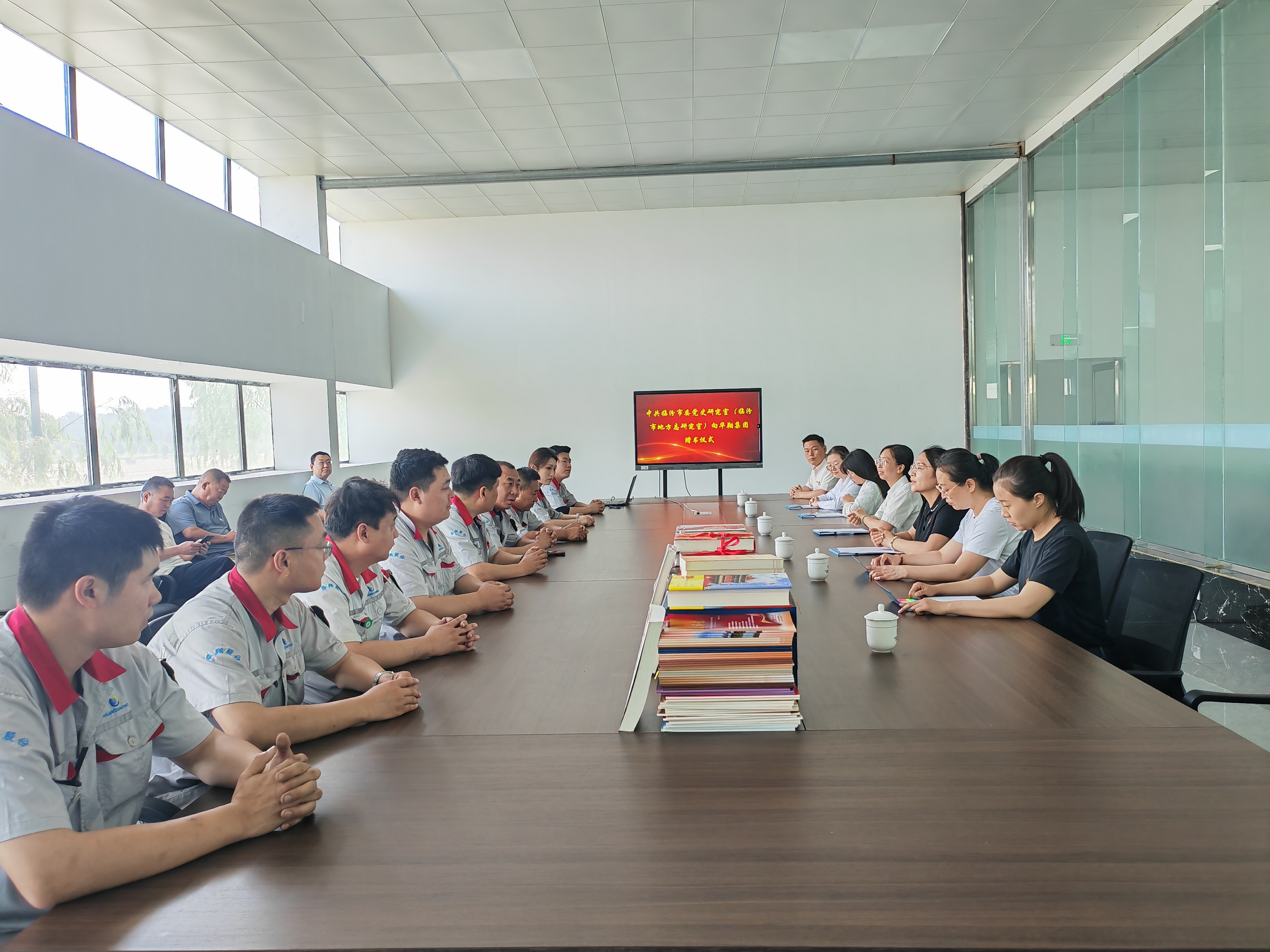 開會(huì).jpg 開會(huì).jpg