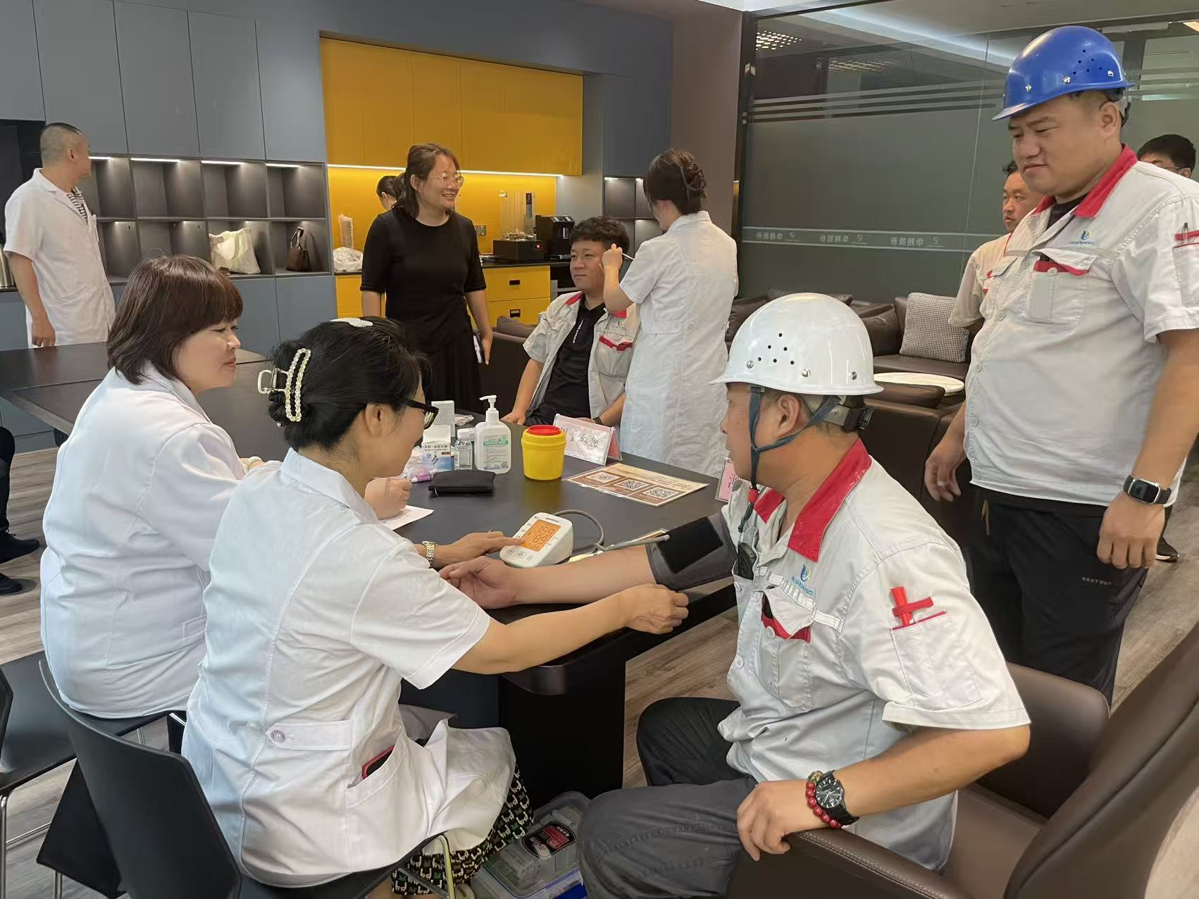 臨汾市中醫(yī)院走進(jìn)華翔集團(tuán)開(kāi)展“主題黨日”為民辦實(shí)事義診活動(dòng)?筑牢職工健康防線(xiàn)